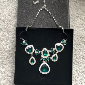 Avon elegant emerald green color necklace